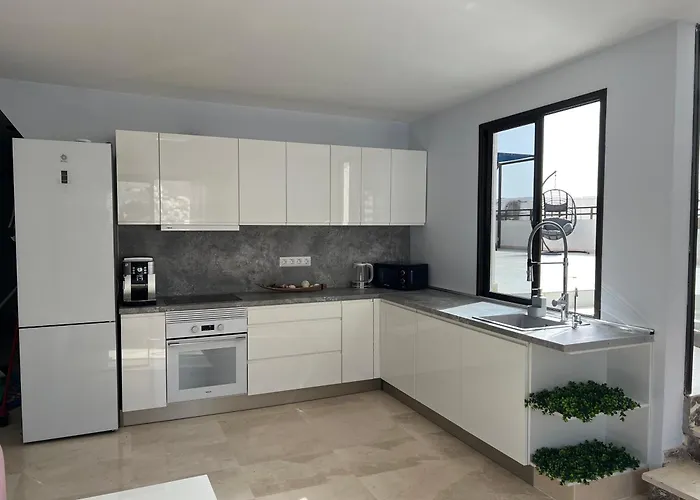 Bed & Breakfast Compact In Beautiful 4bedroom Penthouse 3*